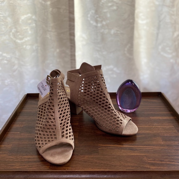 Unisa Shoes - NWT SZ 10 Unisa ankle sandal